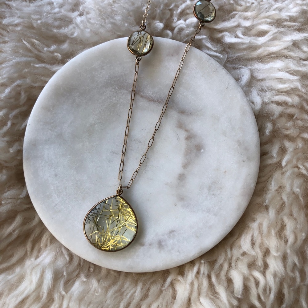 Long chain with angel quartz stones